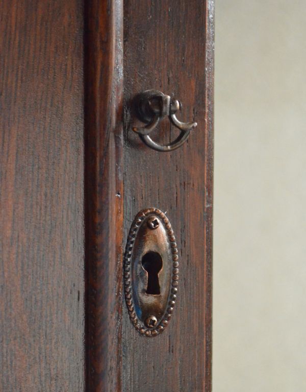 アンティークのキャビネット　アンティーク家具　英国らしい落ち着いたアンティーク家具、ガラスキャビネット（ショーケース）。取っ手がちょこんと付いています。(q-473-f)