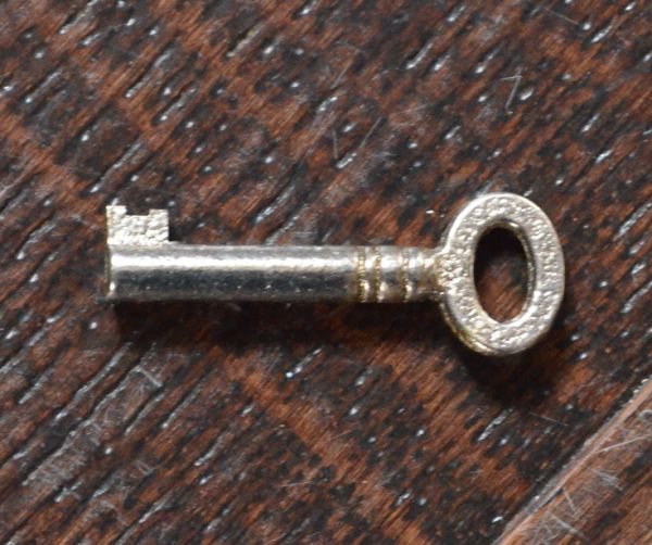 アンティークのキャビネット　アンティーク家具　英国らしい落ち着いたアンティーク家具、ガラスキャビネット（ショーケース）。アンティークの鍵をいっしょにお届けします。(q-473-f)