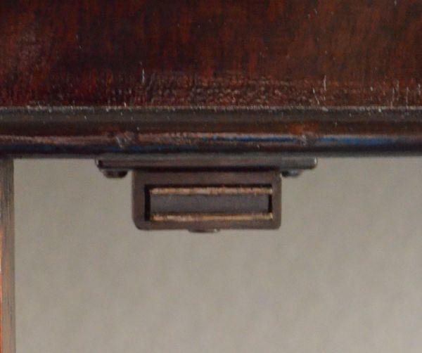 アンティークのキャビネット　アンティーク家具　英国らしい落ち着いたアンティーク家具、ガラスキャビネット（ショーケース）。扉にはマグネットが付いているので、開け閉めがスムーズです。(q-473-f)