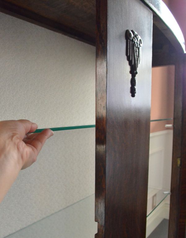 アンティークのキャビネット　アンティーク家具　英国らしい落ち着いたアンティーク家具、ガラスキャビネット（ショーケース）。ガラスの棚板は可動です。(q-473-f)