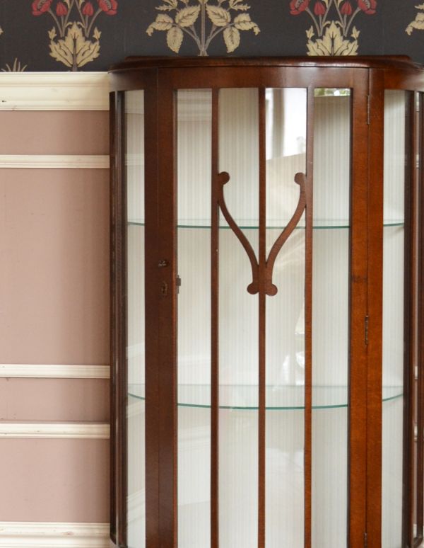 アンティークのキャビネット　アンティーク家具　英国スタイルの上品なハーフムーンのアンティークショーケース（ガラスキャビネット）。アンティークのガラスがキレイにはめ込んであります。(q-475-f)