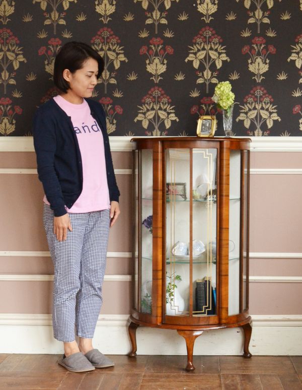 アンティークのキャビネット　アンティーク家具　引き戸タイプのアンティーク英国家具、ガラスキャビネット（ショーケース）。風格と品があるので、リビングはもちろん、和室や書斎、客間にも最適。(q-476-f)