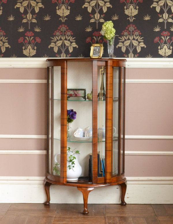 アンティークのキャビネット　アンティーク家具　引き戸タイプのアンティーク英国家具、ガラスキャビネット（ショーケース）。食器や写真立て、本やDVDなどなど、たくさん飾ればディスプレイの幅が広がります！ガラスが大きいので、中に飾ったものがいい感じに見えてオシャレになります。(q-476-f)