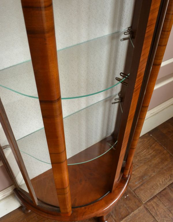 アンティークのキャビネット　アンティーク家具　引き戸タイプのアンティーク英国家具、ガラスキャビネット（ショーケース）。中は白いので明るいです。(q-476-f)