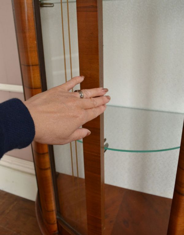 アンティークのキャビネット　アンティーク家具　引き戸タイプのアンティーク英国家具、ガラスキャビネット（ショーケース）。扉は横にスライドさせる引き戸式になっています。(q-476-f)