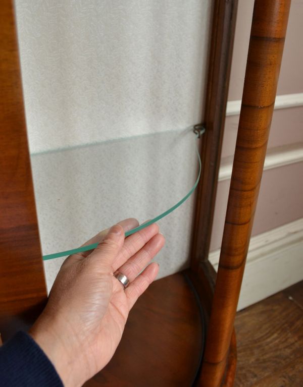 アンティークのキャビネット　アンティーク家具　引き戸タイプのアンティーク英国家具、ガラスキャビネット（ショーケース）。ガラスの棚板は可動です。(q-476-f)