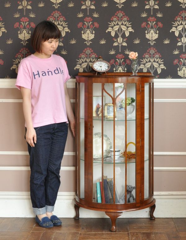 アンティークのキャビネット　アンティーク家具　半月形の素敵な英国のアンティークガラスキャビネット（ショーケース）。風格と品があるので、リビングはもちろん、和室や書斎、客間にも最適。(q-477-f)