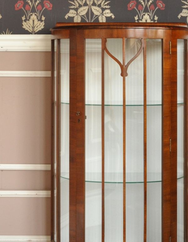 アンティークのキャビネット　アンティーク家具　半月形の素敵な英国のアンティークガラスキャビネット（ショーケース）。アンティークのガラスがキレイにはめ込んであります。(q-477-f)
