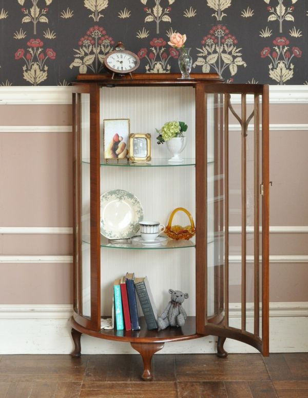 アンティークのキャビネット　アンティーク家具　半月形の素敵な英国のアンティークガラスキャビネット（ショーケース）。食器や写真立て、本やDVDなどなど、たくさん飾ればディスプレイの幅が広がります！ガラスが大きいので、中に飾ったものがいい感じに見えてオシャレになります。(q-477-f)
