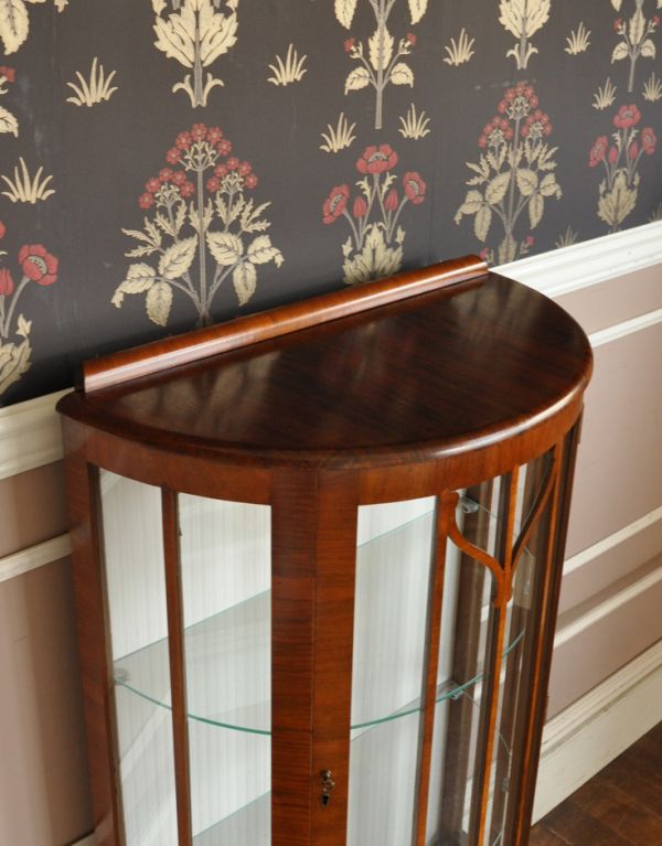 アンティークのキャビネット　アンティーク家具　半月形の素敵な英国のアンティークガラスキャビネット（ショーケース）。天板もピカピカにお直ししました。(q-477-f)