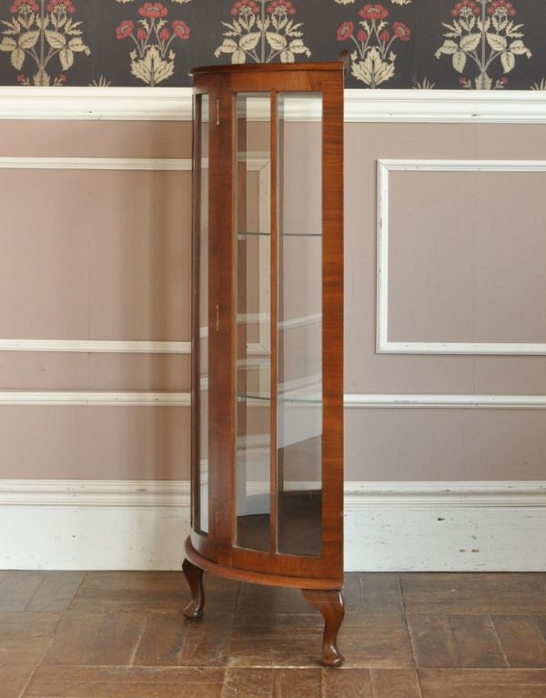 アンティークのキャビネット　アンティーク家具　半月形の素敵な英国のアンティークガラスキャビネット（ショーケース）。サイドもガラスなので、どこから見ても美しいです！しっかり作られているので、安心してお使いいただけます。(q-477-f)
