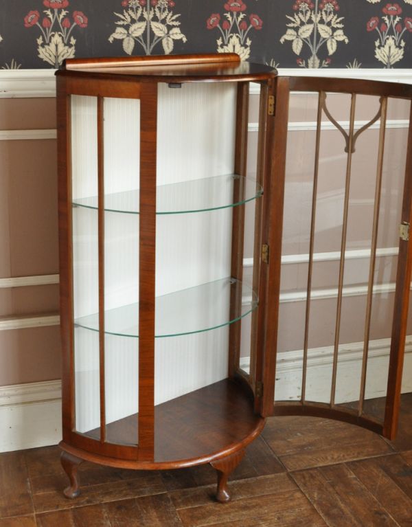 アンティークのキャビネット　アンティーク家具　半月形の素敵な英国のアンティークガラスキャビネット（ショーケース）。中央にある１枚の大きな扉を開くアンティークらしいデザイン。(q-477-f)