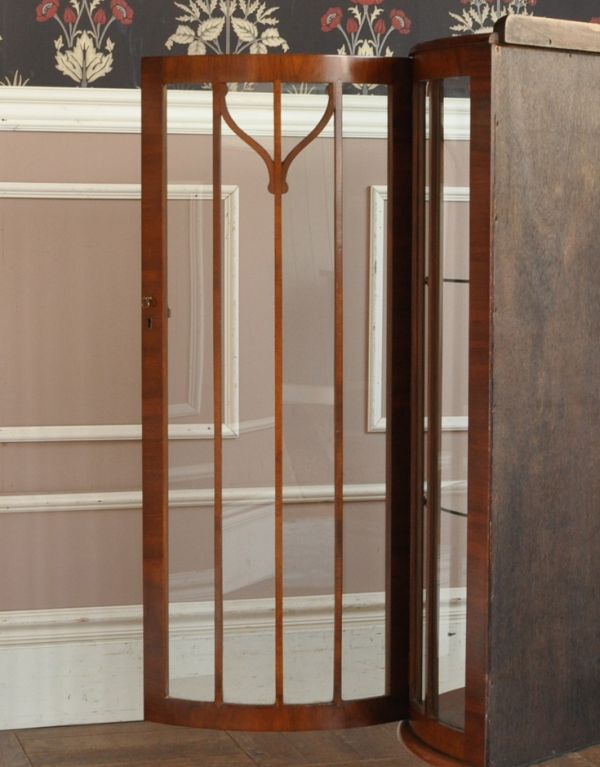 アンティークのキャビネット　アンティーク家具　半月形の素敵な英国のアンティークガラスキャビネット（ショーケース）。ガラスもアンティークならでは。(q-477-f)