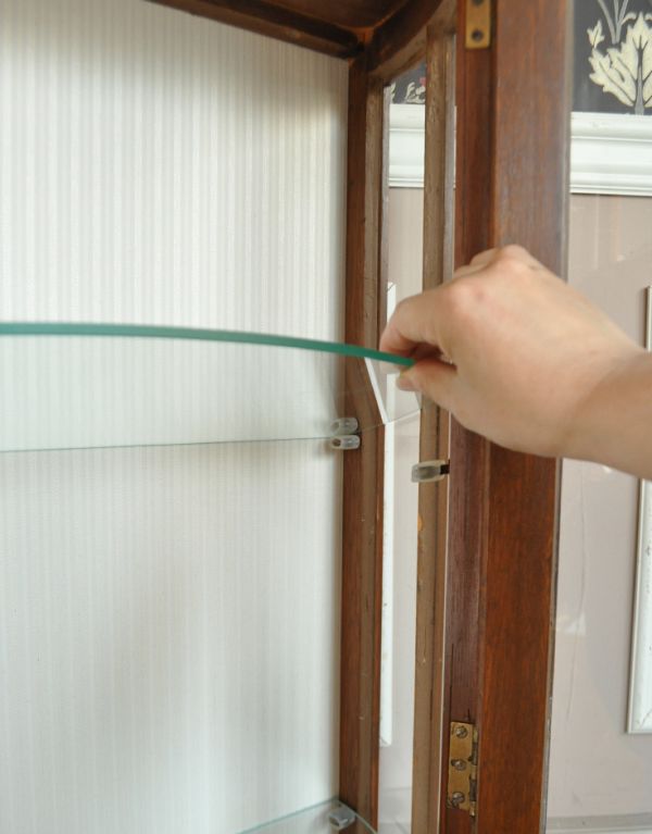 アンティークのキャビネット　アンティーク家具　半月形の素敵な英国のアンティークガラスキャビネット（ショーケース）。ガラスの棚板は可動です。(q-477-f)