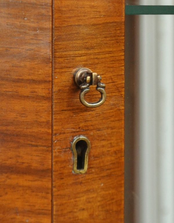 アンティークのキャビネット　アンティーク家具　半月形の素敵な英国のアンティークガラスキャビネット（ショーケース）。小さな取っ手と鍵穴が付いています。(q-477-f)