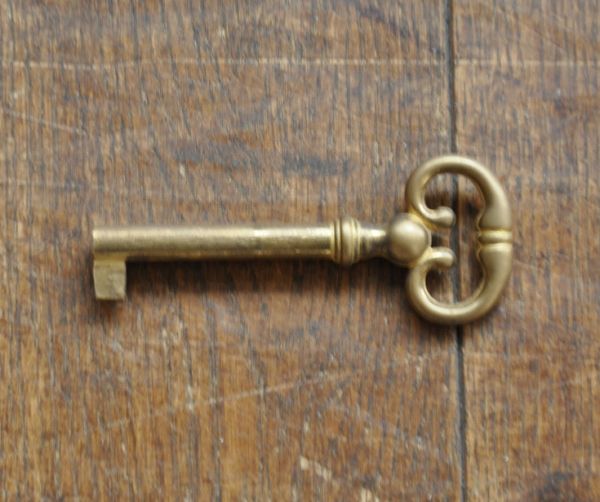 アンティークのキャビネット　アンティーク家具　半月形の素敵な英国のアンティークガラスキャビネット（ショーケース）。アンティークの鍵をいっしょにお届けします。(q-477-f)