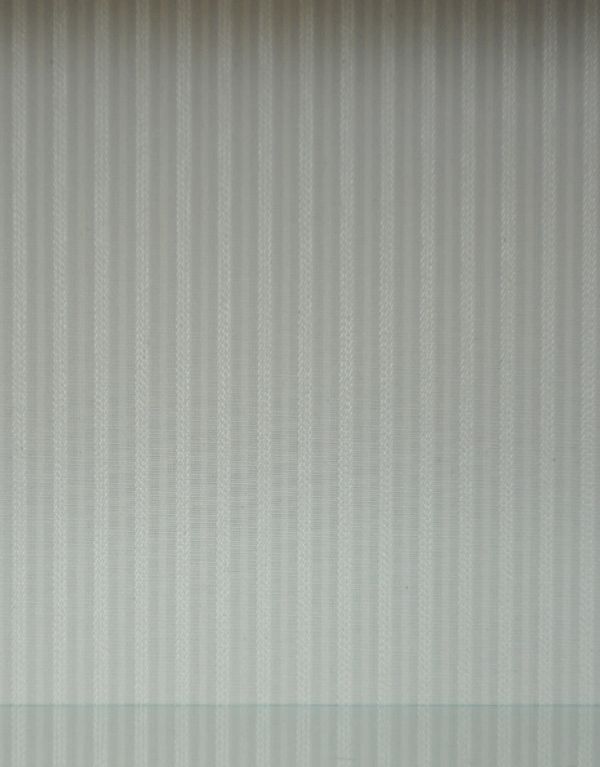 アンティークのキャビネット　アンティーク家具　半月形の素敵な英国のアンティークガラスキャビネット（ショーケース）。柄物の食器やお気に入りのアイテムが引き立つようなシンプルな生地に新しく張り替えました。(q-477-f)