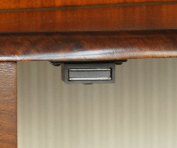 アンティークのキャビネット　アンティーク家具　半月形の素敵な英国のアンティークガラスキャビネット（ショーケース）。扉にはマグネットが付いているので、開け閉めがスムーズです。(q-477-f)