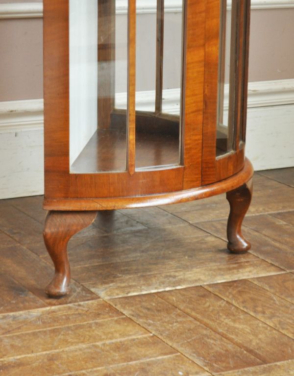 アンティークのキャビネット　アンティーク家具　半月形の素敵な英国のアンティークガラスキャビネット（ショーケース）。きちんと支えます。(q-477-f)