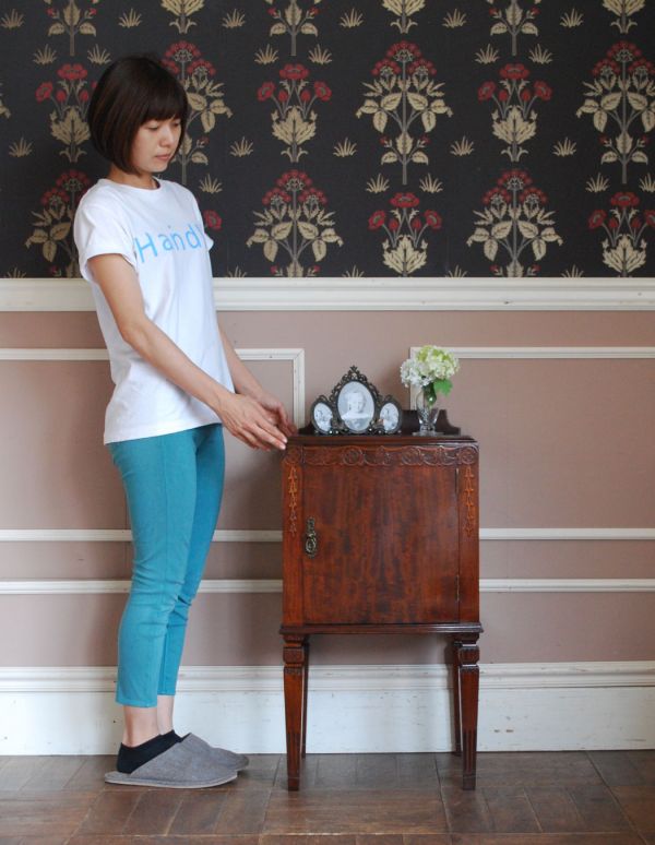 アンティークのキャビネット　アンティーク家具　美しい彫の扉の英国アンティーク家具、ペディスタル カップボード。サイドテーブルにも最適！使いたいときに使いたいところに持ってこられる気軽さが魅力です。(q-479-f)