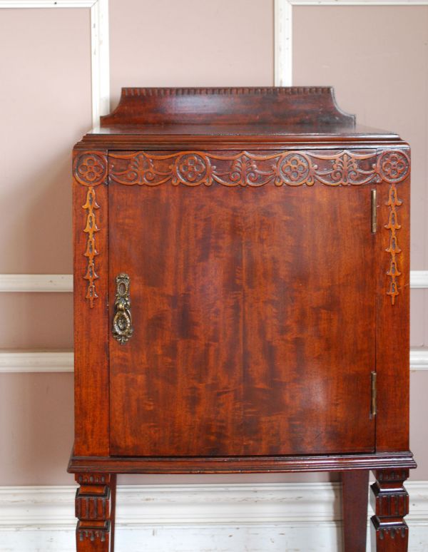 アンティークのキャビネット　アンティーク家具　美しい彫の扉の英国アンティーク家具、ペディスタル カップボード。大人っぽいカラーで落ち着きがあります。(q-479-f)