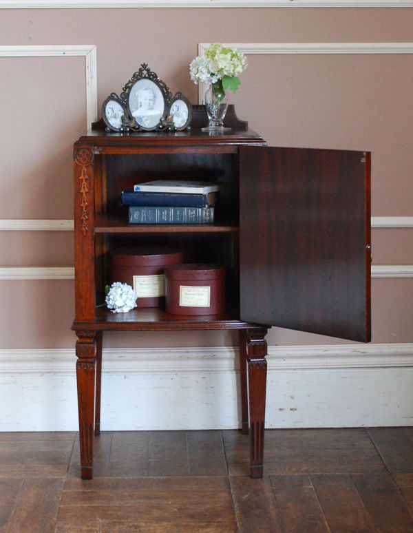 アンティークのキャビネット　アンティーク家具　美しい彫の扉の英国アンティーク家具、ペディスタル カップボード。文庫本や漫画、リモコンなど近くに置いておきたいものを収納しておけばとっても便利ですよ。(q-479-f)