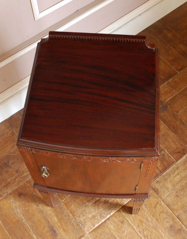 アンティークのキャビネット　アンティーク家具　美しい彫の扉の英国アンティーク家具、ペディスタル カップボード。天板もキレイに仕上げました。(q-479-f)