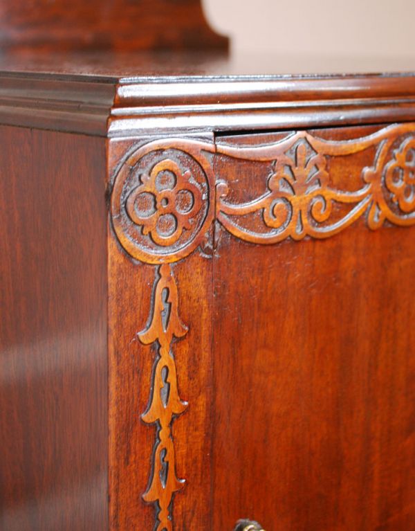 アンティークのキャビネット　アンティーク家具　美しい彫の扉の英国アンティーク家具、ペディスタル カップボード。細かくて繊細な彫が見とれるほど美しいです。(q-479-f)