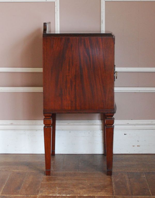 アンティークのキャビネット　アンティーク家具　美しい彫の扉の英国アンティーク家具、ペディスタル カップボード。サイドもスッキリ。(q-479-f)