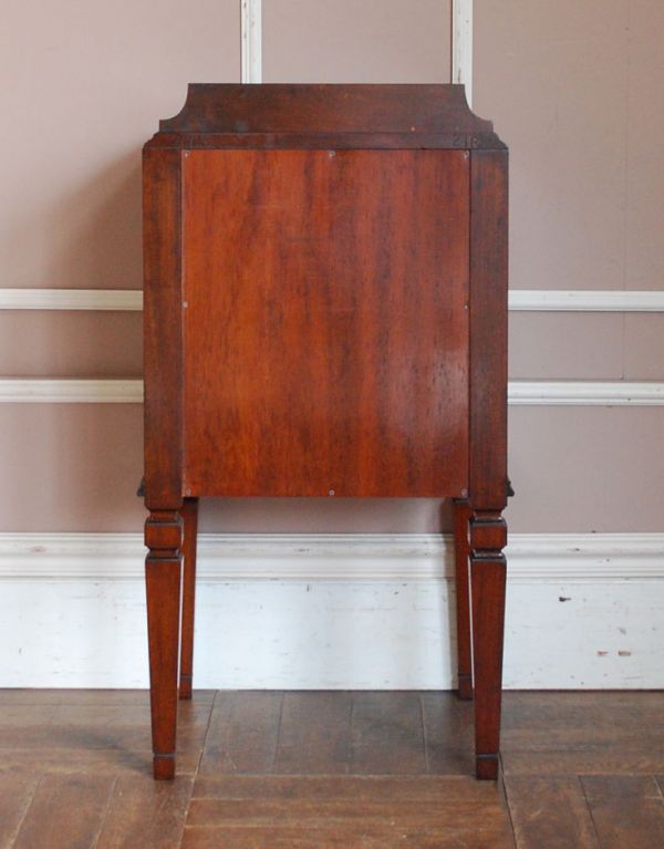 アンティークのキャビネット　アンティーク家具　美しい彫の扉の英国アンティーク家具、ペディスタル カップボード。裏側もキレイな状態です。(q-479-f)