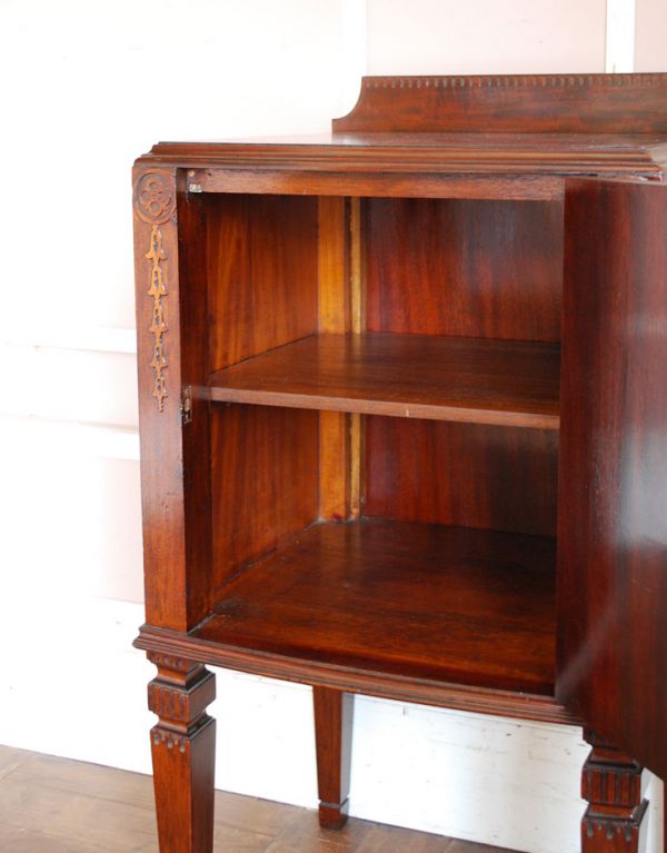 アンティークのキャビネット　アンティーク家具　美しい彫の扉の英国アンティーク家具、ペディスタル カップボード。中もキレイに仕上げているので、安心して収納できます。(q-479-f)