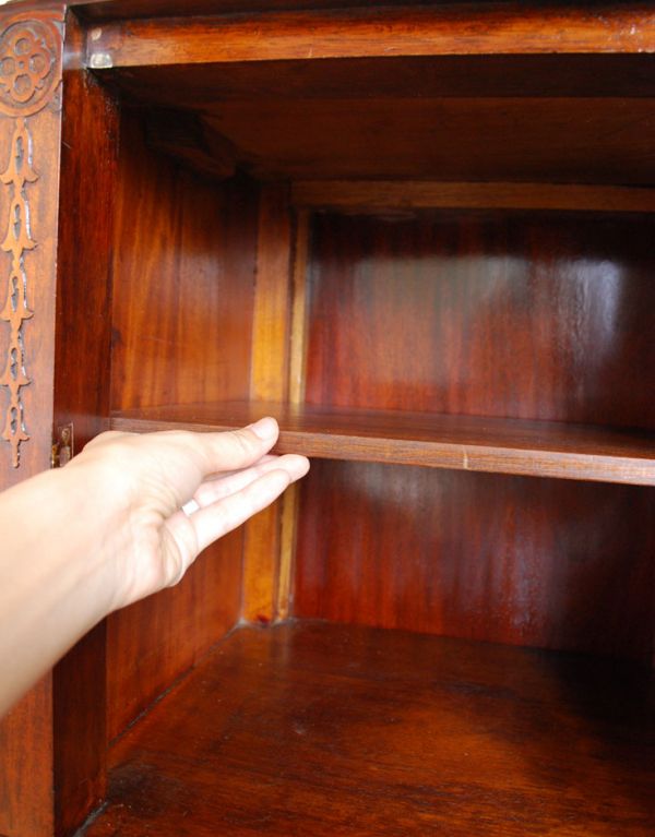 アンティークのキャビネット　アンティーク家具　美しい彫の扉の英国アンティーク家具、ペディスタル カップボード。棚板は可動式になっています。(q-479-f)