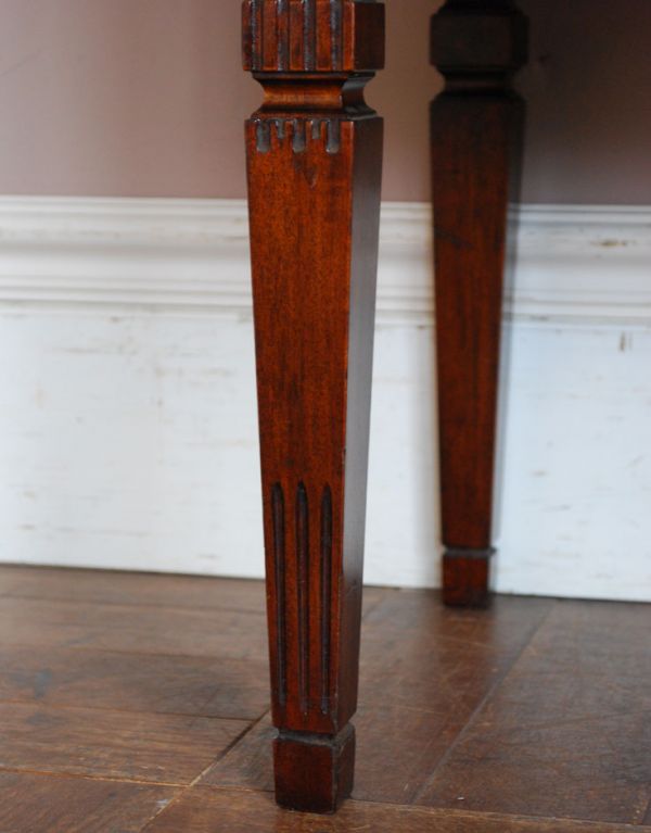 アンティークのキャビネット　アンティーク家具　美しい彫の扉の英国アンティーク家具、ペディスタル カップボード。脚にも美しい彫があります。(q-479-f)