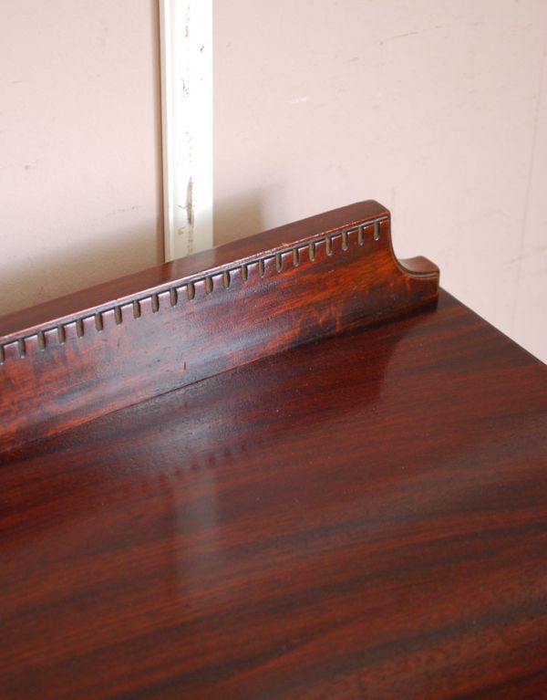 アンティークのキャビネット　アンティーク家具　美しい彫の扉の英国アンティーク家具、ペディスタル カップボード。天板の上にもオシャレな飾りがあります。(q-479-f)