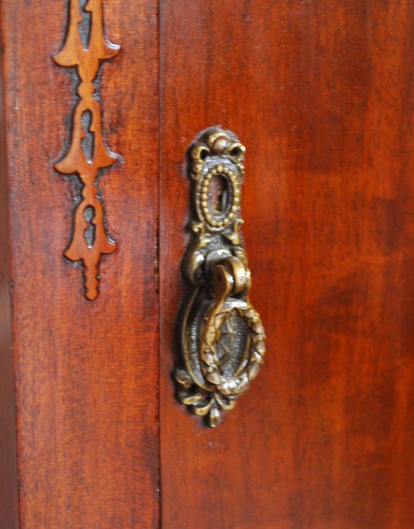 アンティークのキャビネット　アンティーク家具　美しい彫の扉の英国アンティーク家具、ペディスタル カップボード。高級感のあるゴールドの取っ手が付いています。(q-479-f)