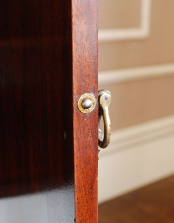 アンティークのキャビネット　アンティーク家具　美しい彫の扉の英国アンティーク家具、ペディスタル カップボード。金具も当時のものです。(q-479-f)