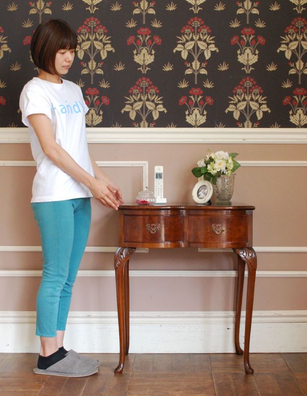 アンティーク家具　玄関で使える英国のアンティーク家具、コンパクトなホールテーブル。お部屋の片隅に置いてあるだけでオシャレな空気に！（モデルの身長は160cmです）【 全体 】幅62×奥行41.5×高さ76cm。(q-482-f)