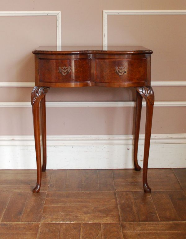 アンティーク家具　玄関で使える英国のアンティーク家具、コンパクトなホールテーブル。書き物やパソコン、お化粧も！オールマイティに活躍します。(q-482-f)