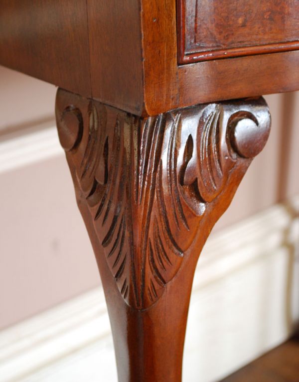 アンティーク家具　玄関で使える英国のアンティーク家具、コンパクトなホールテーブル。大人っぽいカラーで落ち着きがあります。(q-482-f)