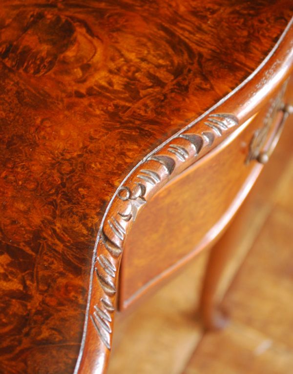 アンティーク家具　玄関で使える英国のアンティーク家具、コンパクトなホールテーブル。天板の縁にも繊細な彫があります。(q-482-f)