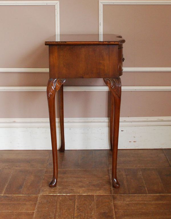 アンティーク家具　玄関で使える英国のアンティーク家具、コンパクトなホールテーブル。どこでも使える便利なホールテーブル。(q-482-f)