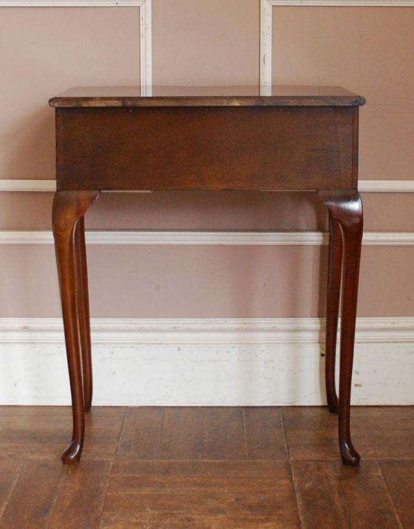 アンティーク家具　玄関で使える英国のアンティーク家具、コンパクトなホールテーブル。専門の職人によってお直ししていますが、アンティークは新品ではありません。(q-482-f)