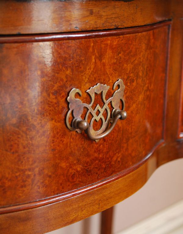 アンティーク家具　玄関で使える英国のアンティーク家具、コンパクトなホールテーブル。引き出しの取っ手です。(q-482-f)