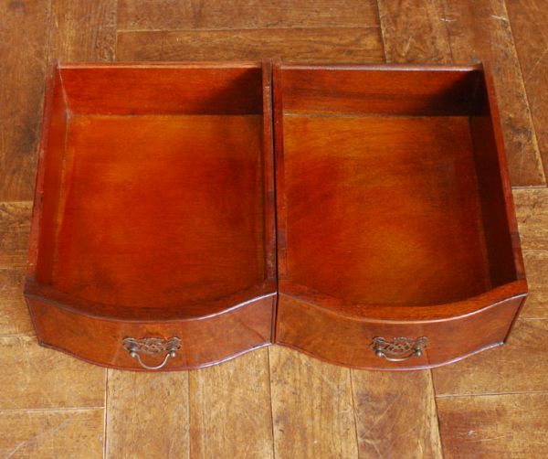 アンティーク家具　玄関で使える英国のアンティーク家具、コンパクトなホールテーブル。引き出しが２杯付いています。(q-482-f)