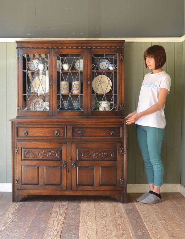 アンティークのキャビネット　アンティーク家具　食器棚になるアンティークの英国家具、アンティークのカップボード。アンティークらしい重厚感がかっこいい家具。(q-484-f)