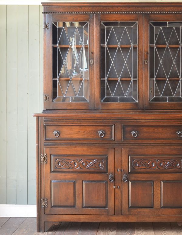 アンティークのキャビネット　アンティーク家具　食器棚になるアンティークの英国家具、アンティークのカップボード。濃いオーク材の味わいを存分に活かしつつキレイに塗装を仕上げました。(q-484-f)