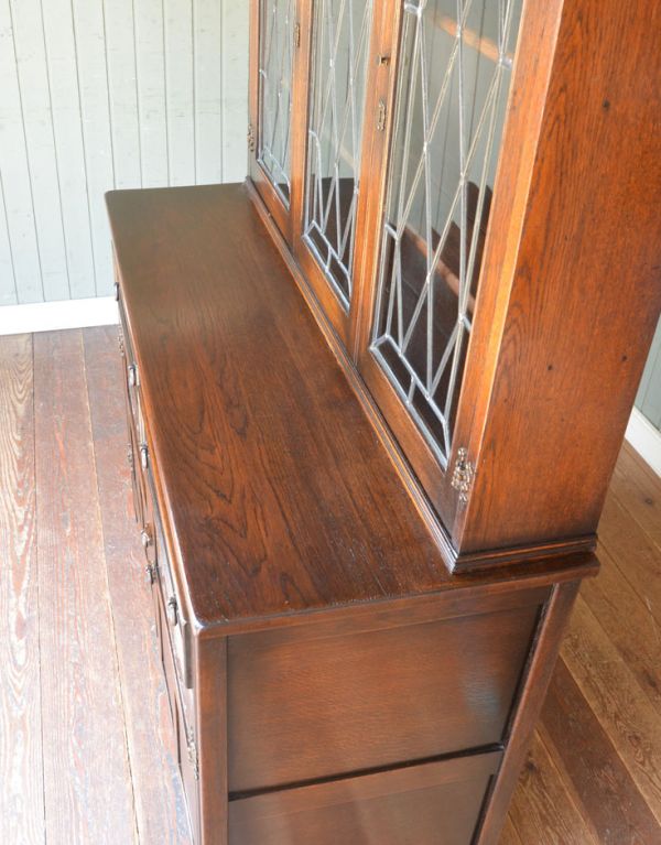 アンティークのキャビネット　アンティーク家具　食器棚になるアンティークの英国家具、アンティークのカップボード。天板は広々としています。(q-484-f)