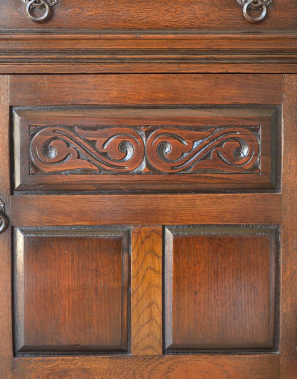 アンティークのキャビネット　アンティーク家具　食器棚になるアンティークの英国家具、アンティークのカップボード。風格と品があるので、リビングはもちろん、和室や書斎、客間にも最適。(q-484-f)