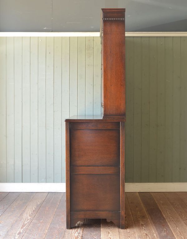 アンティークのキャビネット　アンティーク家具　食器棚になるアンティークの英国家具、アンティークのカップボード。奥行きが浅いので、横から見るととてもスッキリとしていて圧迫感がありません。(q-484-f)