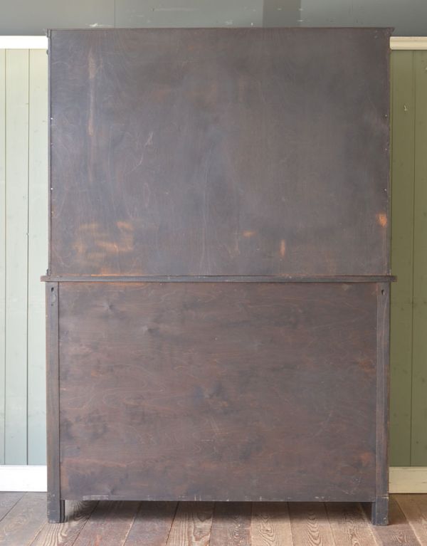 アンティークのキャビネット　アンティーク家具　食器棚になるアンティークの英国家具、アンティークのカップボード。キチンとメンテナンスをしているので、裏もキレイな状態です。(q-484-f)